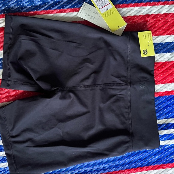 Women's Contour Power Waist Hip
Shorts Black- XS - Picture 2 of 3